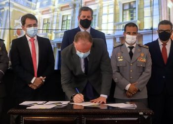 Governador assina decreto de reestruturação de forças de segurança e promoção de militares