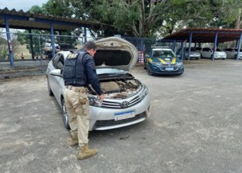 PRF apreende revólver e recupera veículo, durante fiscalização em Linhares