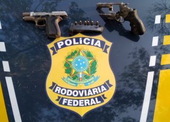 Condutor tenta fugir da PRF capota com o carro e polícias apreendem revolver e pistola