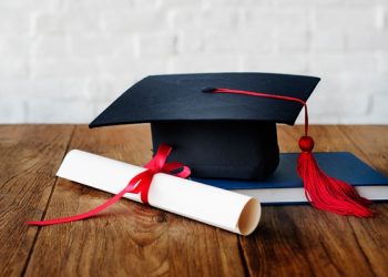 Professora aprovada em seleção e impedida de assumir vaga por erro no diploma deve ser indenizada