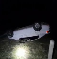VÍDEO – Voyage capota na estrada do Pontal; Bombeiros e Polícia Militar não encontram condutor do veículo