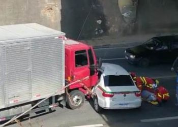 VÍDEO – Colisão entre táxi caminhão baú deixa uma vítima na BR 101 em Linhares