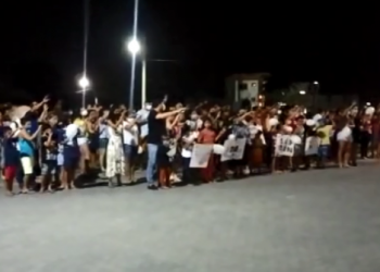 VÍDEOS – FÉ, SOLIDARIEDADE E EMOÇÃO – Amigos, vizinhos e conhecidos realizam momento de fé para confortar pais de Elena