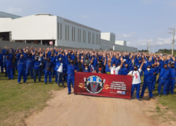 VÍDEOS – Funcionários do estaleiro JURONG entram em greve