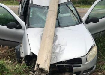 Pick-up strada colide e derruba poste na estrada do Pontal