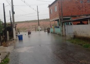 VÍDEO – Alerta de chuva intensa no ES. Segunda-feira (18), já houve registros de Ruas alagadas em bairros de Linhares