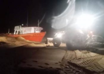 Casco de barco fura e tripulação consegue levar embarcação até à praia de Povoação