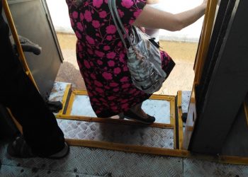 EM LINHARES – Idosa que teve braço fraturado ao ficar presa em porta de ônibus deve ser indenizada