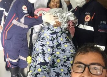 VÍDEOS – Pai realiza parto da própria filha dentro de casa, em Linhares