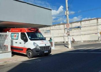 Homem leva facada nas costas e se esconde em baixo de veiculo, no centro de Linhares