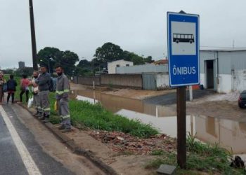 VÍDEO – Prefeitura de Linhares derruba abrigo de ônibus e deixa passageiros ao relento