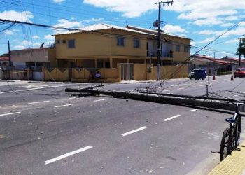 Carreta arrasta fios e derruba poste no Lagoa do Meio. Motorista fugiu do local