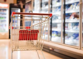 Supermercado que cobrou o dobro do valor das compras deve indenizar clientes