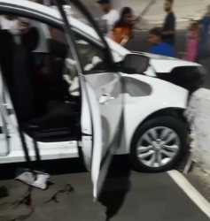 Automóvel colide em mureta de proteção, deixa duas vítimas e condutor sai do local