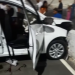 Automóvel colide em mureta de proteção, deixa duas vítimas e condutor sai do local