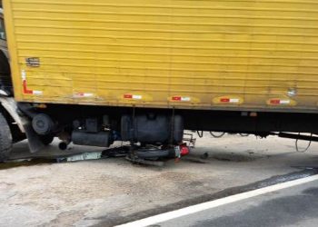 VÍDEO – Motocicleta vai parar embaixo de caminhão na BR 101 em Linhares