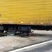 VÍDEO – Motocicleta vai parar embaixo de caminhão na BR 101 em Linhares