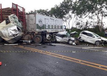 Acidente envolvendo caminhão, carretas e automóveis deixa duas mortes e cerca de seis feridos na BR 101 em Sooretama