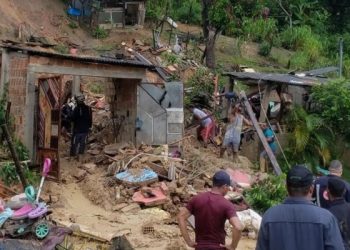 NACIONAL – Tio e sobrinhos de 4 e 9 anos morrem soterrados após barranco deslizar e atingir casa durante chuva em Itamaraju na  Bahia
