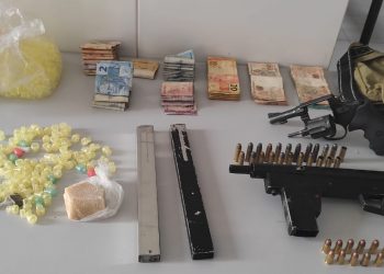 Polícia Militar apreende drogas, dinheiro, revólver e até submetralhadora no Nova Esperança, em Linhares