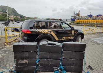 Cocaína avaliada em R$ 90 milhões é apreendida em barco no ES