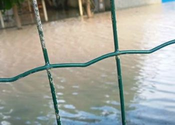 VÍDEO — Moradores passam Natal com rua alagada no Pontal e problema permanecerá no réveillon