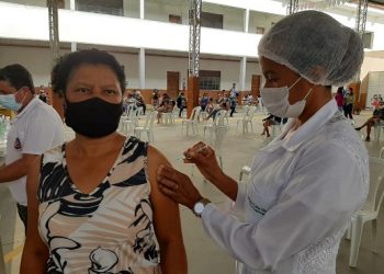 Espírito Santo é o estado com maior cobertura de doses de reforço em idosos