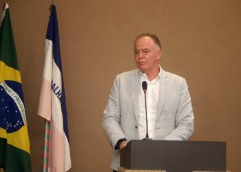 VÍDEO – Casagrande anuncia abono de R$ 6.500 para professores