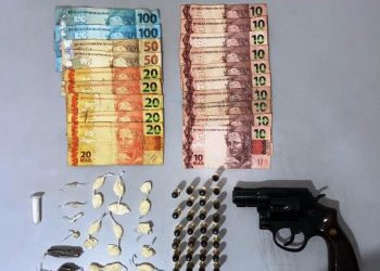 EM SOORETAMA – Jovem é preso em porta de bar com crack, cocaína, maconha, arma de fogo, dinheiro e munições