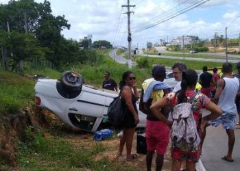 VÍDEO – Automóvel capota na entrada do bairro Planalto, em Linhares e condutor foge do local