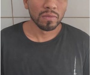 Com diversas passagens, pela Polícia, homem é preso com submetralhadora, revólver, munições, drogas e dinheiro, no Nova Esperança