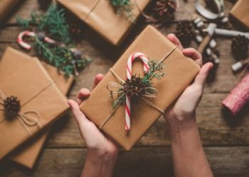 62% dos consumidores das classes C e D vão comprar presentes de Natal, segundo pesquisa da Superdigital