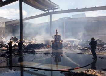 VÍDEOS – Incêndio de grandes proporções em empresa de Linhares