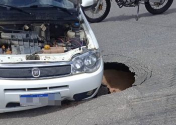 Carro cai em buraco após asfalto ceder no centro de Linhares