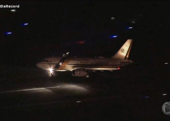 Bolsonaro é levado de madrugada a hospital em São Paulo