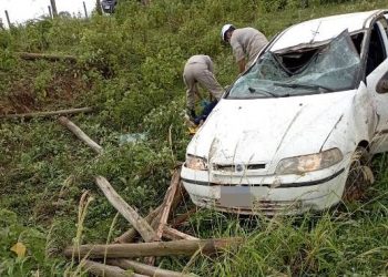 Automóvel com 5 ocupantes capota na Rodovia que liga Linhares a Rio Bananal