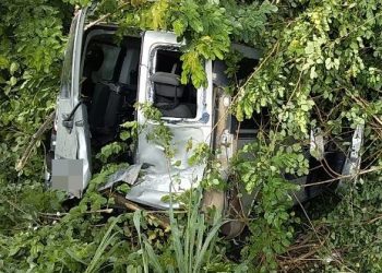 VÍDEO – Doblò sai da pista e uma pessoa é levada para o hospital na BR 101 em Linhares