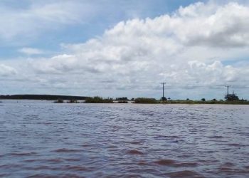 VÍDEOS – Nível do rio Doce continua baixando, mas povoação está sem transporte coletivo e Regência só com baldeação por barco