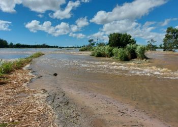 VÍDEOS – Estrada de acesso a Povoação se rompe com a força da água que passa por cima da rodovia