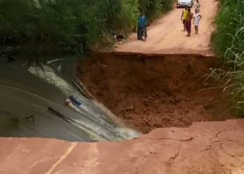 Vídeo: força da água abre cratera e destrói estrada em Linhares. Defesa Civil tenta descobrir de onde saiu tanta água
