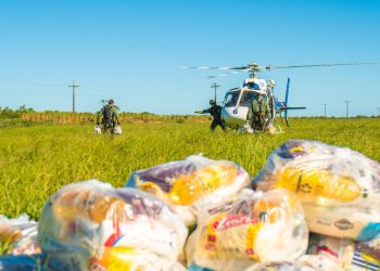 VÍDEO – Governo do ES faz entrega de cestas básicas às famílias ilhadas de Areal e região
