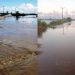 VÍDEOS – Nível do rio Doce continua baixando em Linhares, mas rodovia que liga Regência a BR 101 é tomada pela água