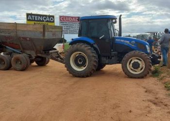 VÍDEOS – Produtores e motoristas bloqueiam estrada em Linhares por falta de manutenção e Prefeitura não responde