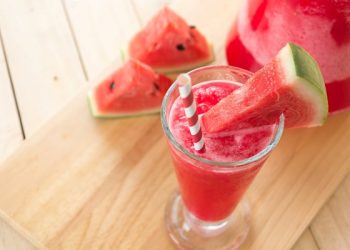 Conheça 10 alimentos saudáveis que ajudam a hidratar o corpo