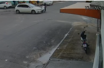 VÍDEO – Após colisão entre carro e moto motociclista fica ferida e condutor de automóvel foge sem prestar socorro