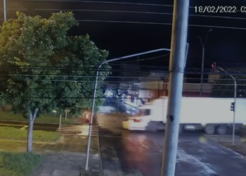 VÍDEO DO EXATO MOMENTO – Colisão entre caminhão e automóvel na BR 101 em Linhares, na madrugada de sexta-feira