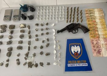 Jovem dispensa sacola com crack, maconha, cocaína, arma de fogo e é detido pela PM