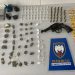 Jovem dispensa sacola com crack, maconha, cocaína, arma de fogo e é detido pela PM