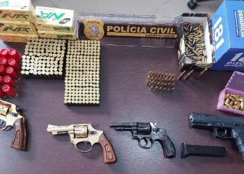 PC faz operação apreende armas de fogo, mais de 300 munições, prende um suspeito e até munições de fuzil são encontradas