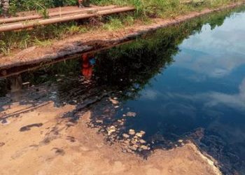 URGENTE – Oleoduto rompe em estrada que liga Areal a Regência, em Linhares. Veja vídeo